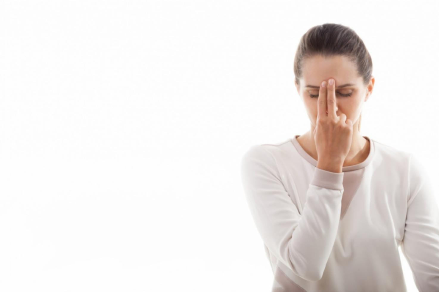 Entorno de aprendizaje colaborativo con estudiantes trabajando en proyectos financieros